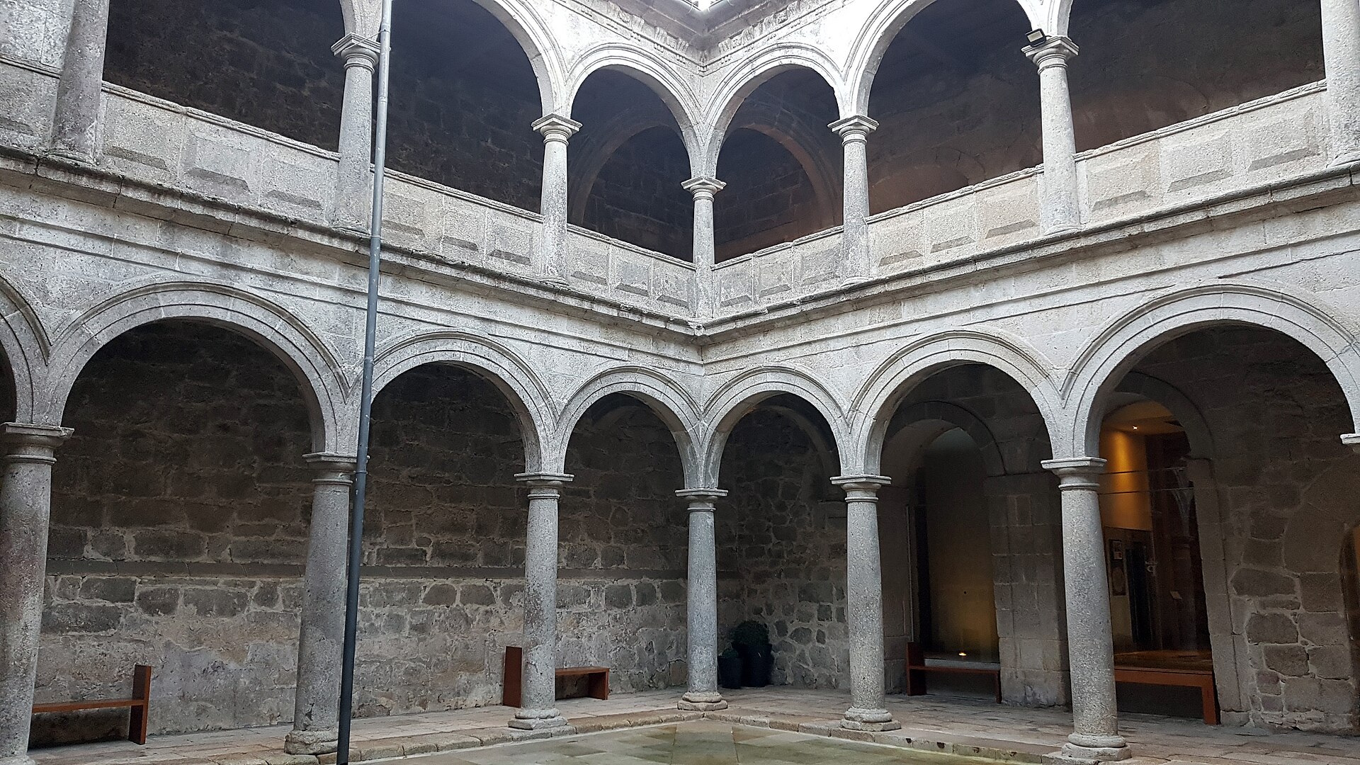 The smaller cloister known as Claustro do Viveiro